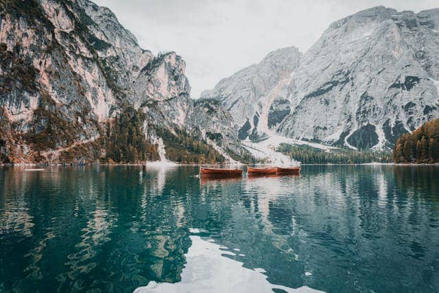 Il Lago di Braies, con le sue acque cristalline e le maestose Dolomiti sullo sfondo, è una delle mete più iconiche per un Ferragosto in montagna. Un luogo perfetto per un'escursione in barca, una passeggiata rilassante o semplicemente per ammirare la bellezza incontaminata della natura 