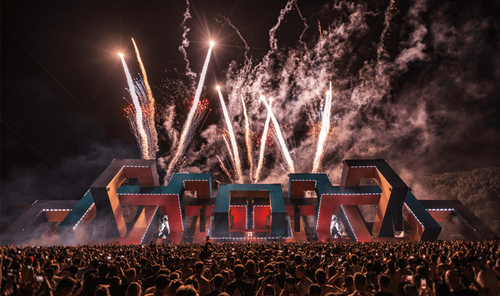 Palco dell'Awakenings Festival in Olanda: luci e architetture futuristiche