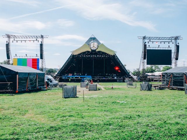 Il palco iconico a forma di piramide del Glastonbury Festival