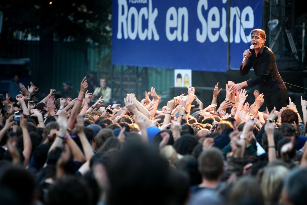 Palco del Rock en Seine con artisti rock e pubblico