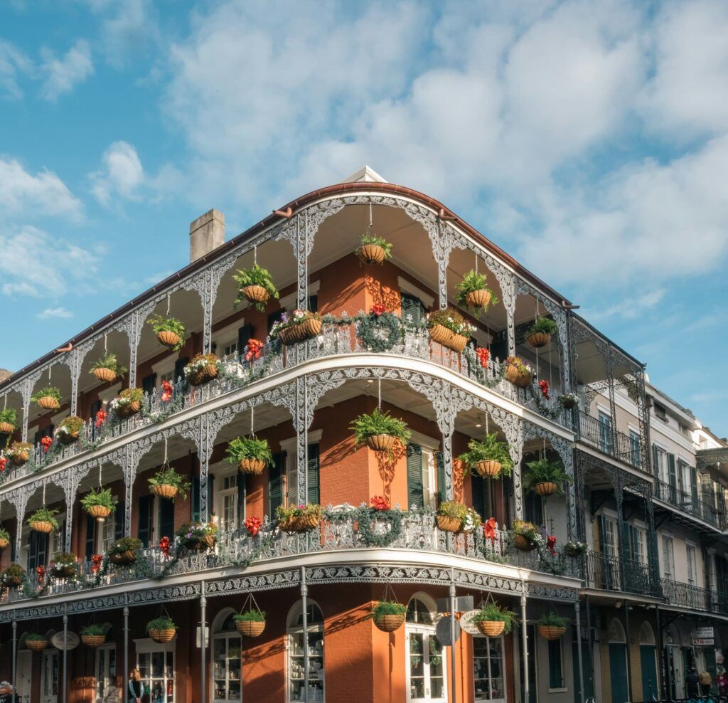 Balconi in ferro battuto, fiori ovunque e il sole che accarezza le facciate colorate: questa è l’anima di New Orleans, città che respira musica ad ogni angolo. 