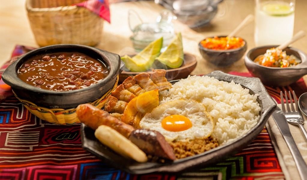 Bandeja Paisa: il piatto tipico colombiano più iconico. Riso, fagioli, carne, platano, avocado e uovo in un’esplosione di sapori e tradizione.