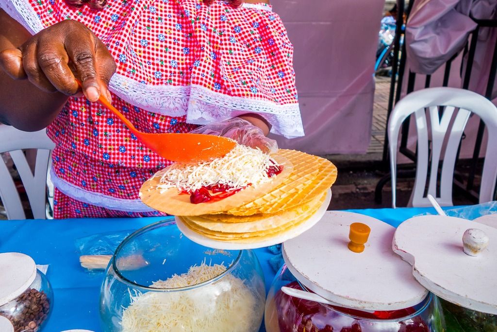Obleas colombiane a Bogotá: due cialde sottili farcite con dulce de leche, simbolo dello street food dolce da gustare passeggiando tra i mercati.