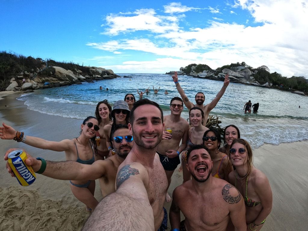 Selfie di gruppo nel Parco Tayrona, Colombia: un gruppo WeRoad tra sorrisi, mare cristallino e birra Águila, per un momento di pura felicità.