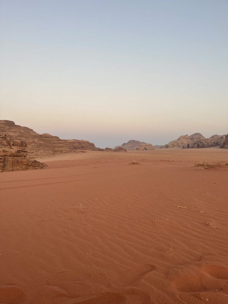 Panorama al tramonto del deserto Wadi Rum 