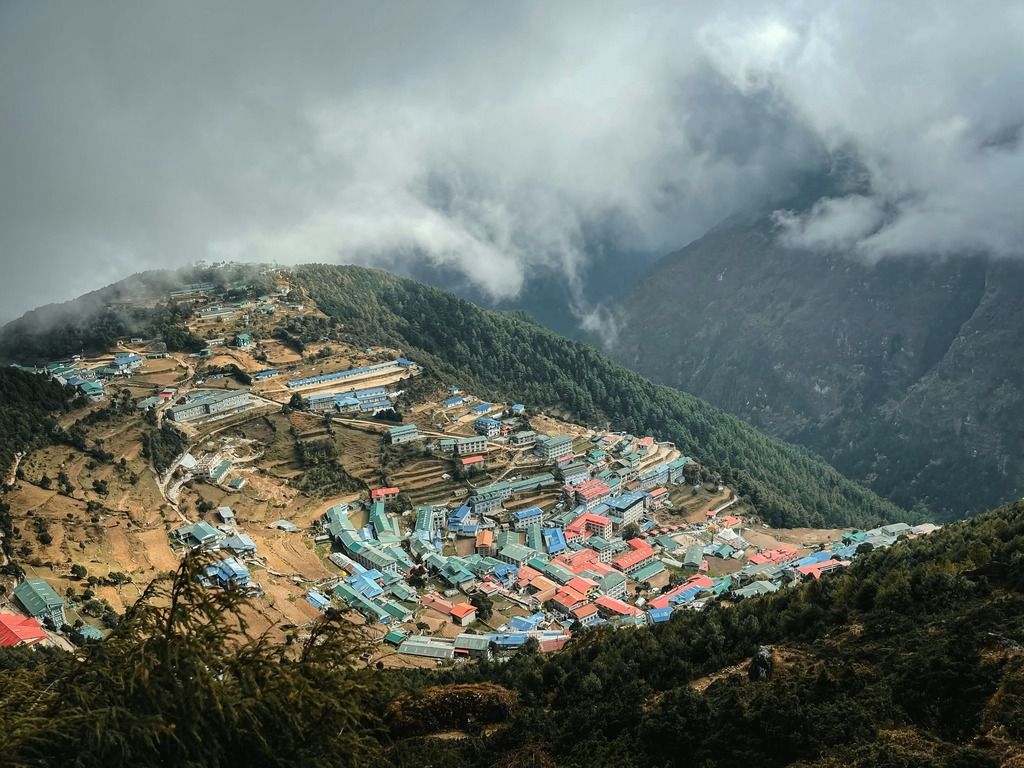 Panorama su Namche Bazaar, villaggio himalayano lungo il trekking verso l’Everest.