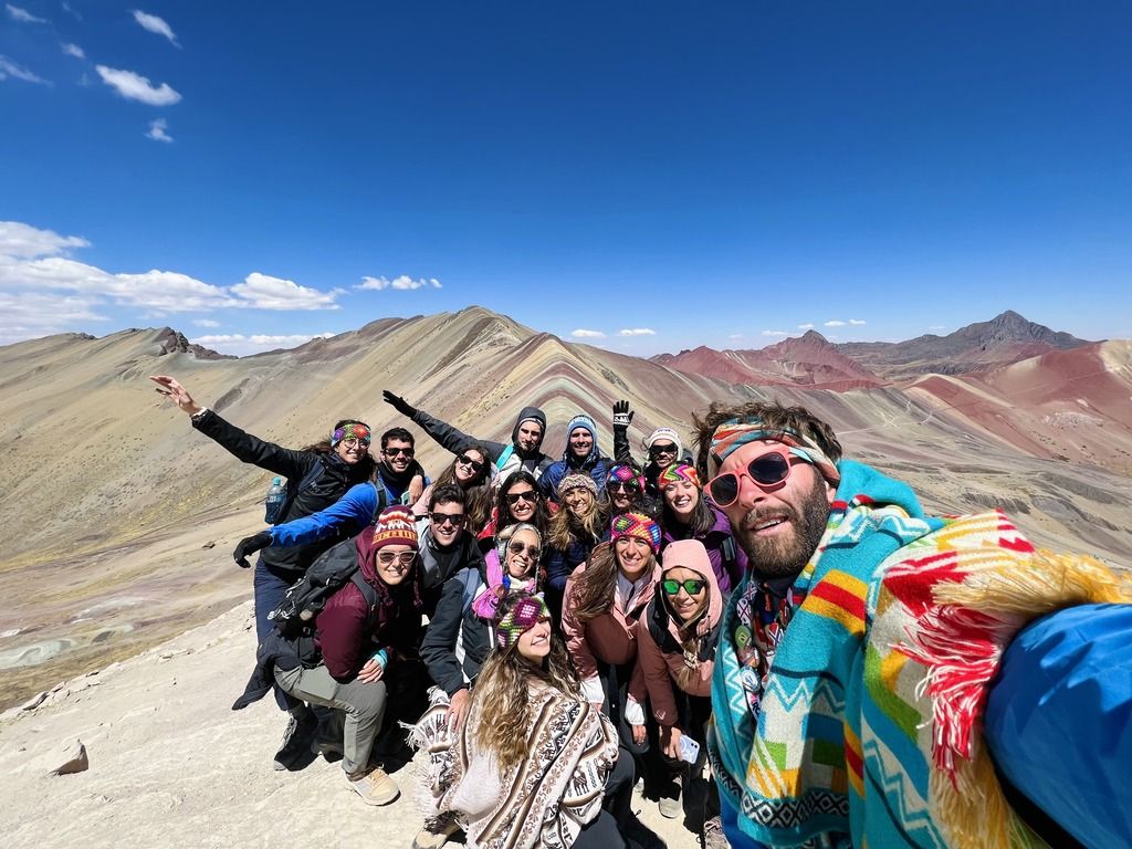 Gruppo WeRoad in vetta alla Vinicunca, tra sorrisi, colori mozzafiato e la soddisfazione di aver conquistato la Montagna Arcobaleno del Perù.