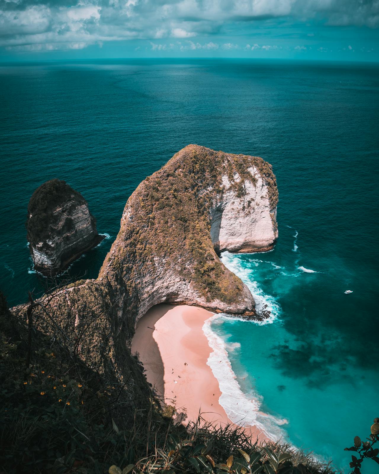 Scogliera spettacolare e spiaggia nascosta a Nusa Penida