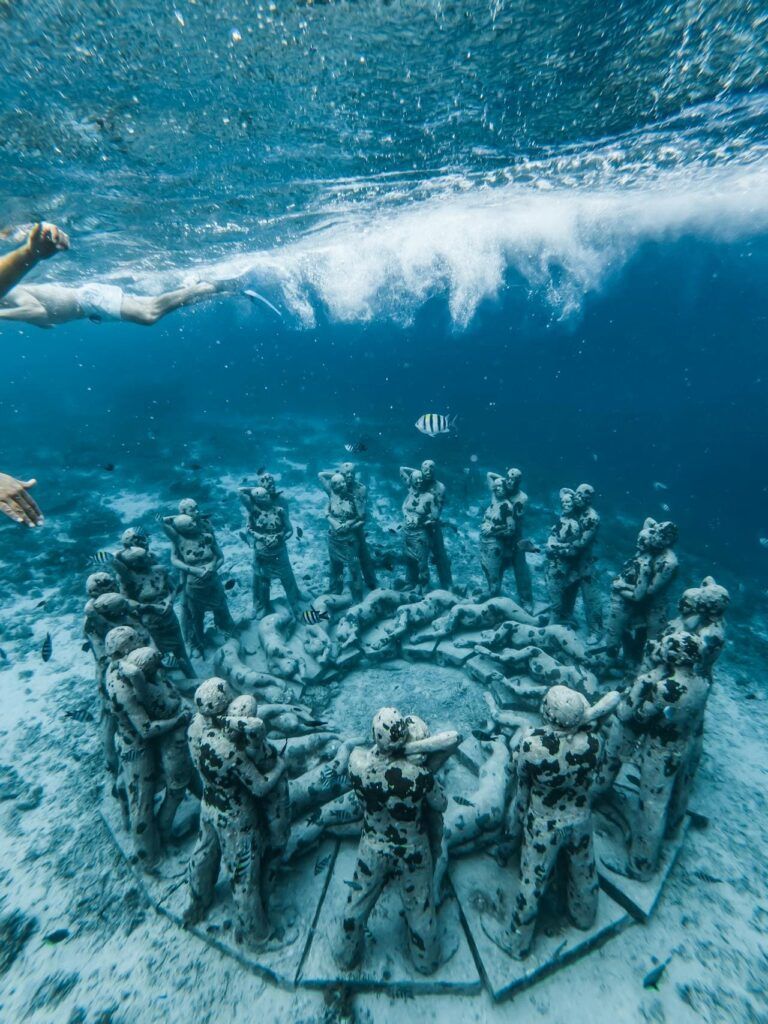 Sculture subacquee nel mare di Gili Meno