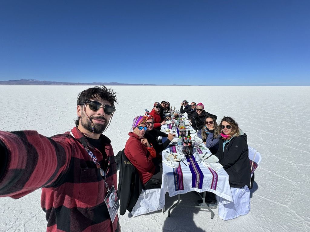 Gruppo WeRoad pranza sul Salar de Uyuni, il deserto di sale più grande del mondo, in un’esperienza unica tra Bolivia e cielo infinito.