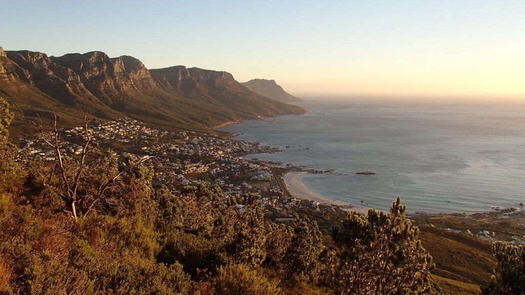 Costa di Camps Bay con spiaggia e Monti dei Dodici Apostoli al tramonto