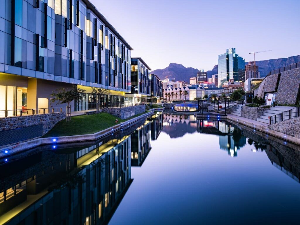 Skyline moderno e canali riflessi al tramonto a Century City