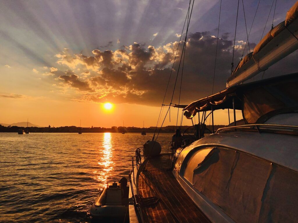 Tramonto sul mare visto da una barca a vela, durante un viaggio Island hopping.