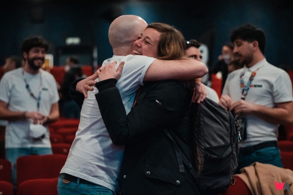 Persone che si abbracciano calorosamente