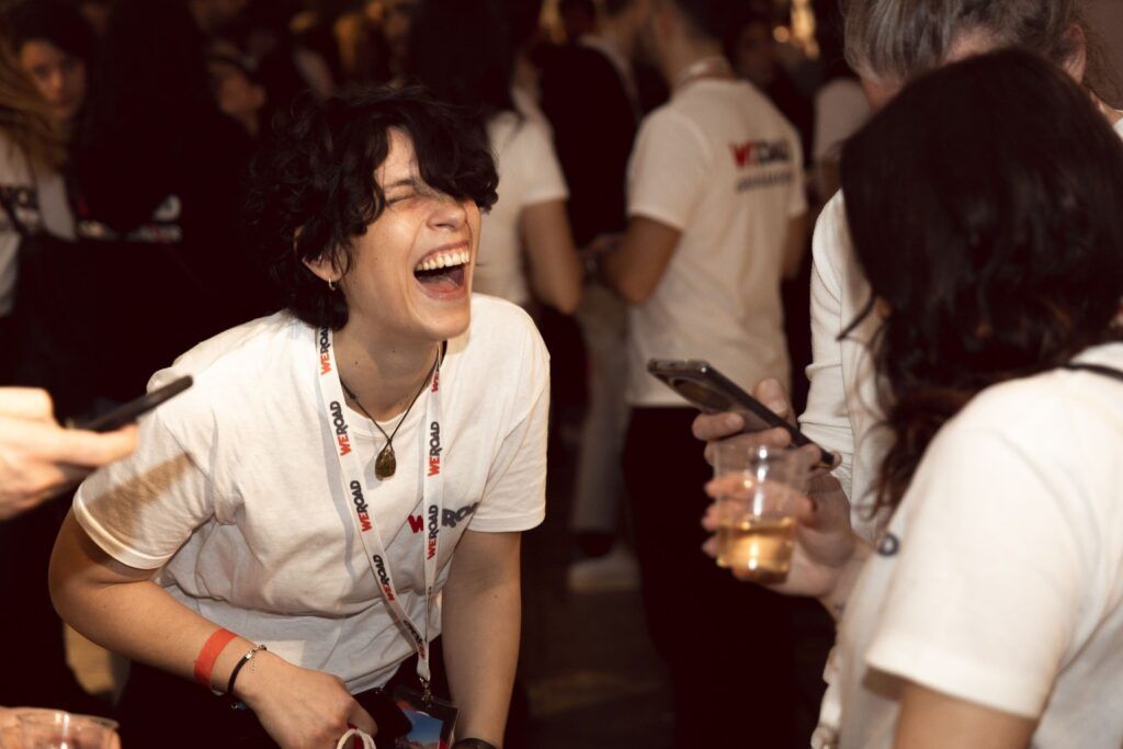 Persone della community WeRoad che ridono