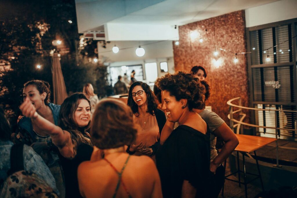 Persone che chiacchierano animatamente