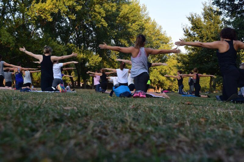 Gruppo di Yoga al parco