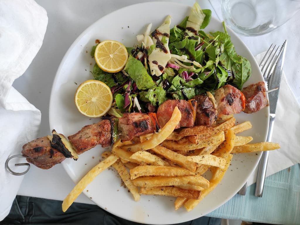 Souvlaki con insalata e patatine