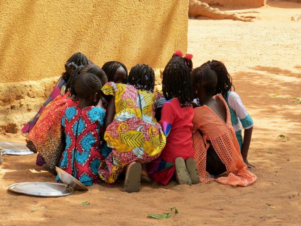 gruppo di bambini senegalesi in cerchio mentre giocano