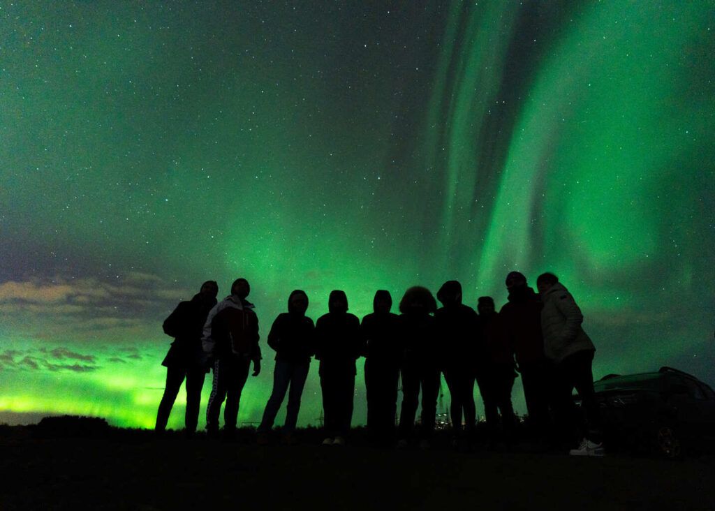 gruppo di viaggio weroad in islanda per vedere l'aurora boreale