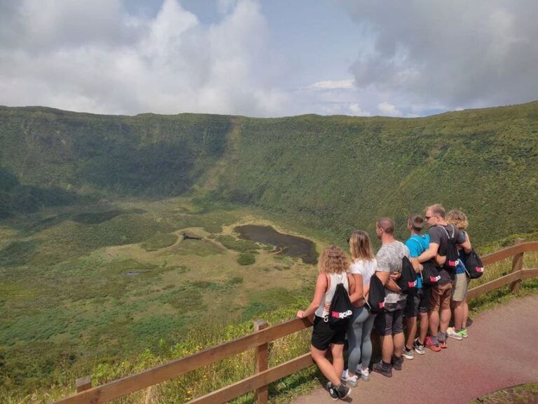 Viaggiatori WeRoad in esplorazione del cratere di Cabeço Gordo, una delle tappe più suggestive del trekking nelle Azzorre