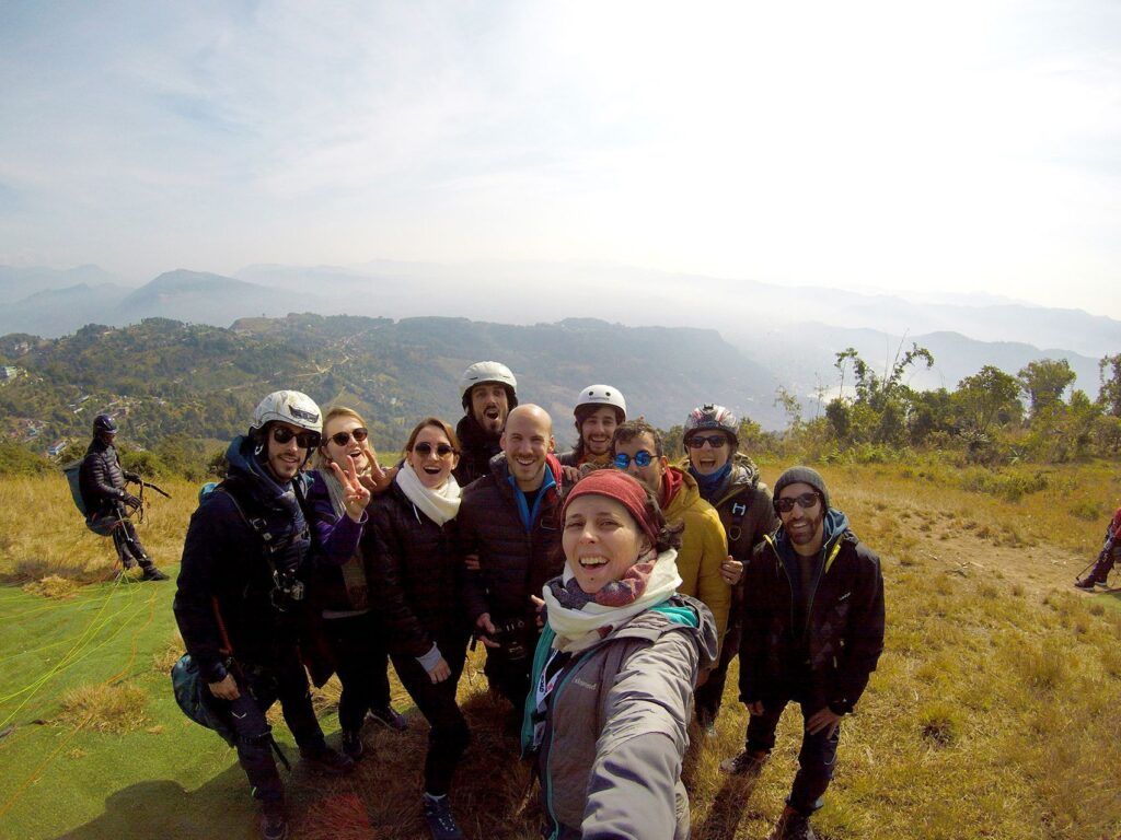Gruppo WeRoad pronto per il parapendio a Pokhara, Nepal