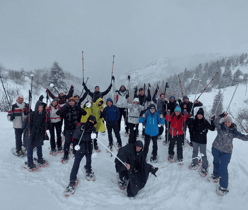 Gruppo WeRoad nella neve durante trekking