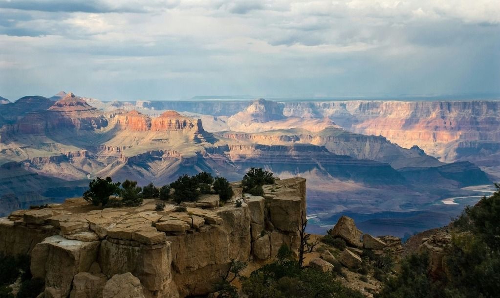 Veduta mozzafiato del Grand Canyon con pareti rocciose illuminate dalla luce del sole.