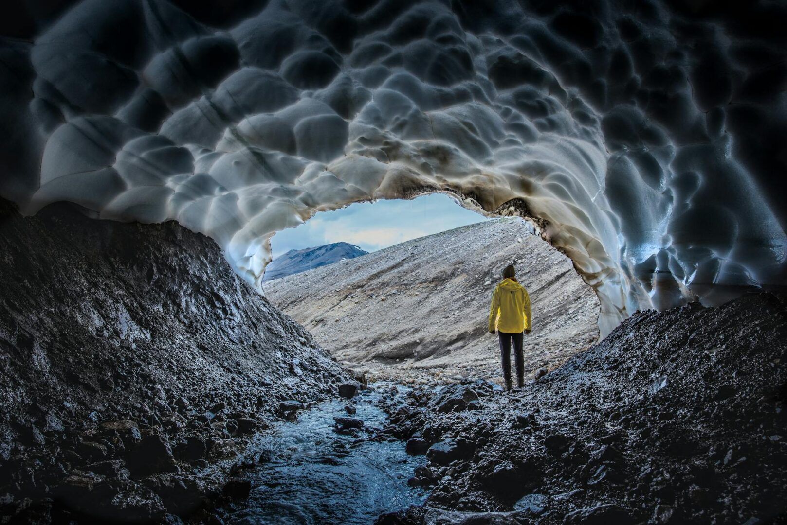 Grotte di ghiaccio in Islanda: un viaggio autentico tra meraviglie naturali eterne.