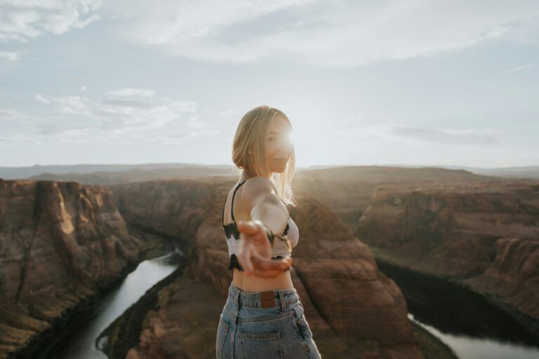 Ragazza in viaggio al tramonto al Horseshoe Bend, Arizona.