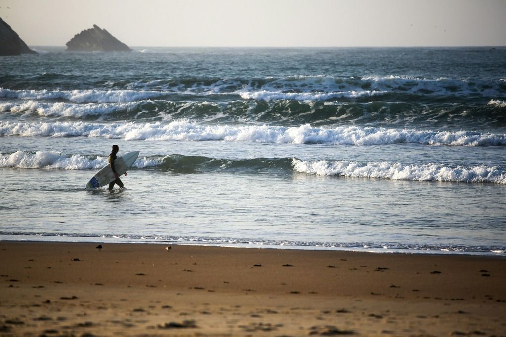 Surfista tra le onde dell’oceano in Portogallo: adrenalina, natura e le spiagge iconiche dell’Atlantico.