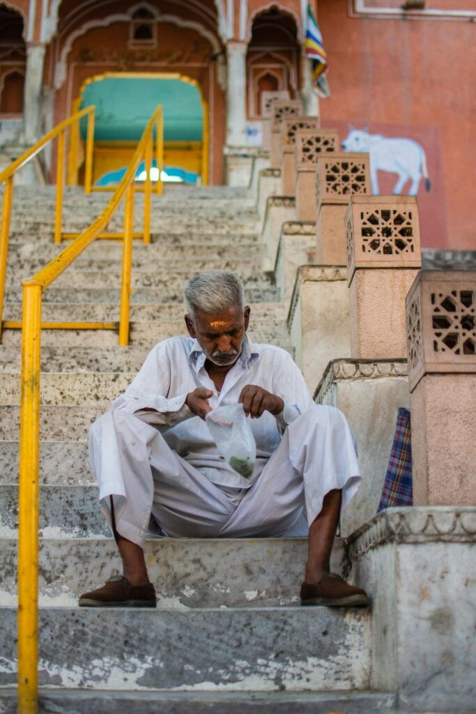 Uomo seduto su gradini di tempio, Rajasthan