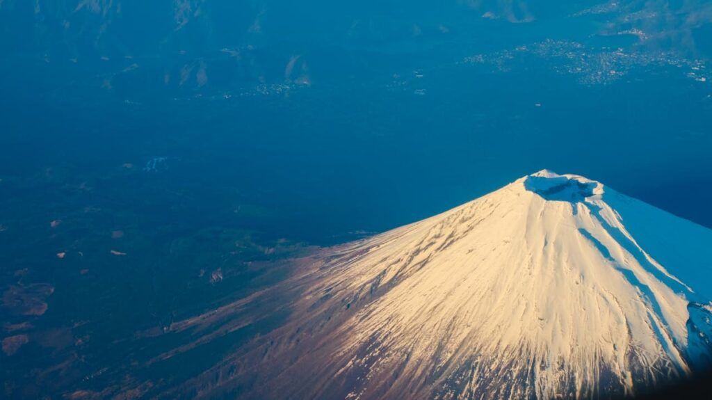 Veduta aerea del Monte Fuji coperto di neve