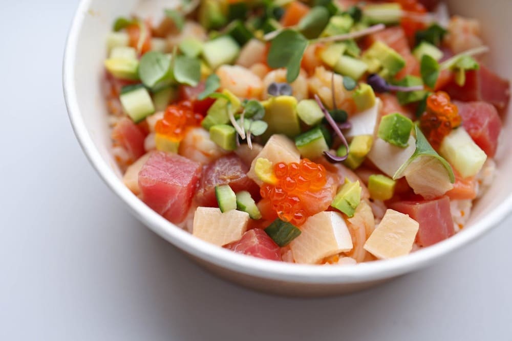 Pipirrana con peperoni, pomodori, cetrioli e pesce