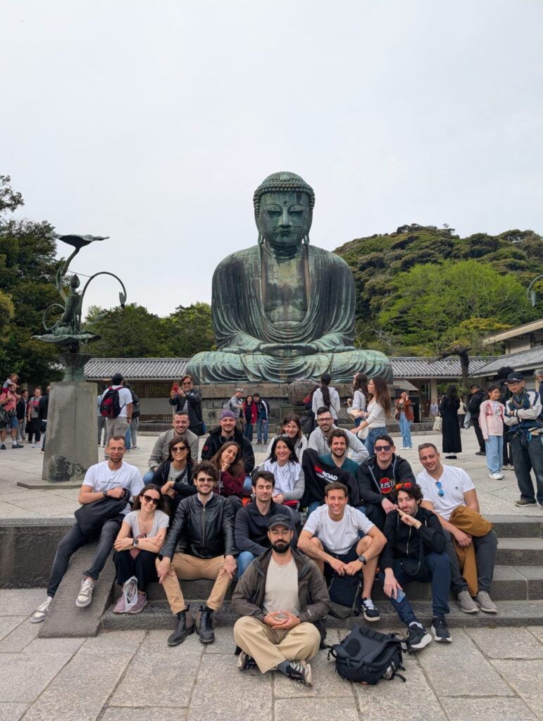 Gruppo di weroaders davanti al Grande Buddha