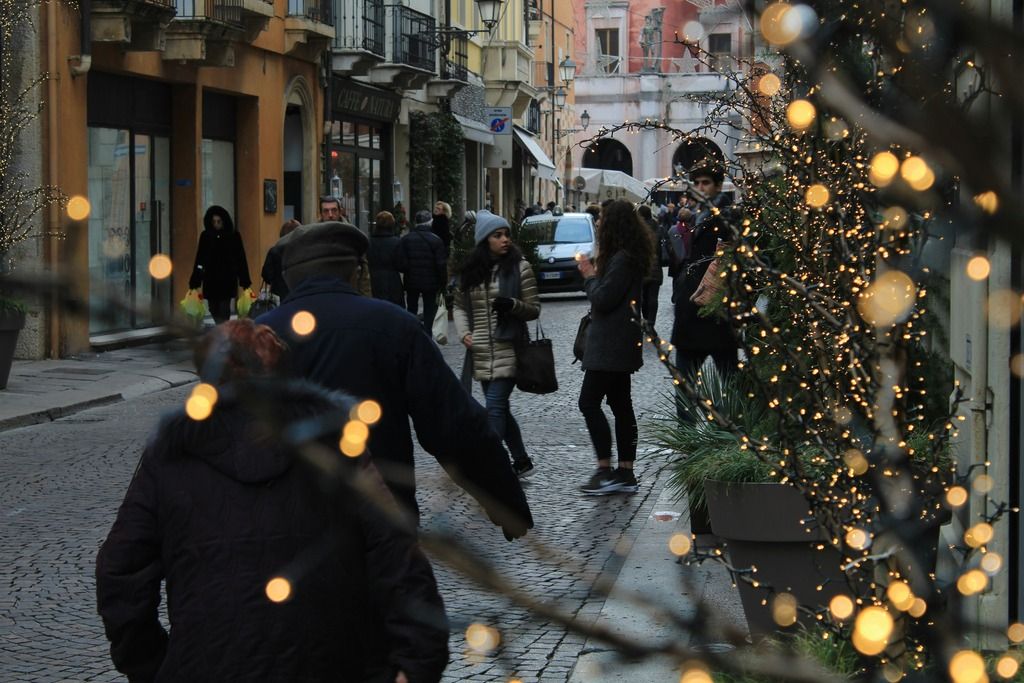Le vie del centro città si illuminano per Natale. 