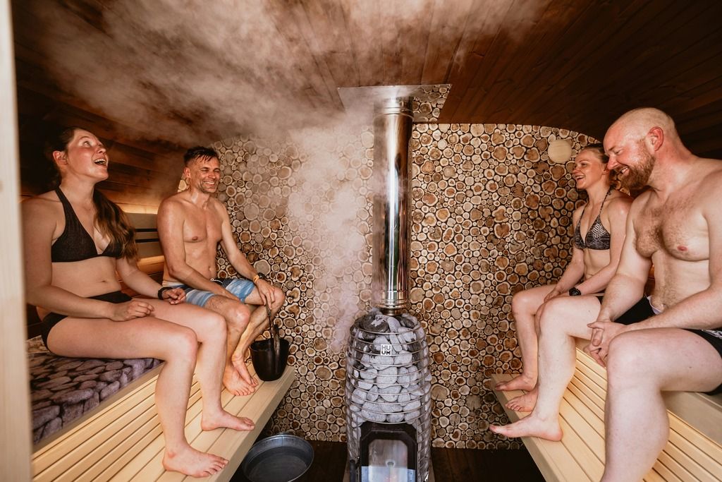 Gruppo di amici si gode la sauna finlandese