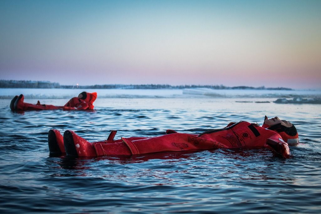Ice floating in attesa dell'aurora boreale 