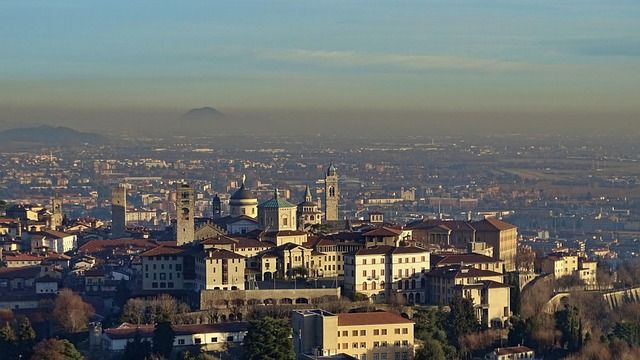Vista panoramica di Bergamo Città Alta con le mura e il centro storico