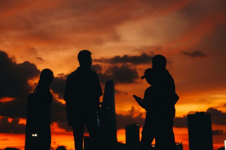 Gruppo di ragazzi al tramonto