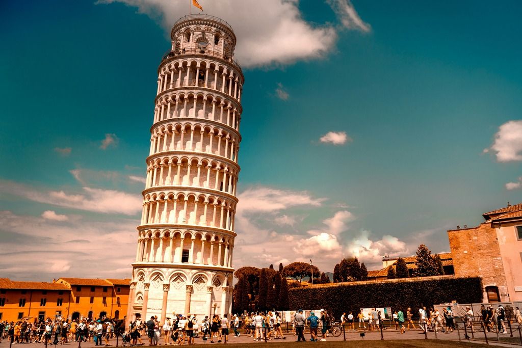 La torre di Pisa si staglia su un cielo azzurro