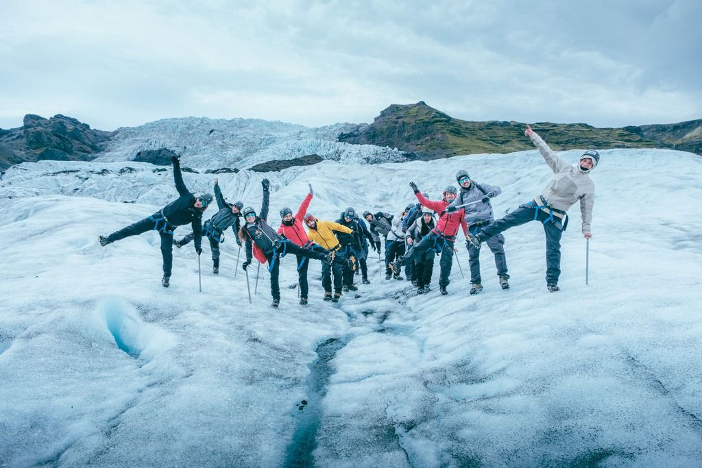 Gruppo WeRoad sui ghiacci in Islanda