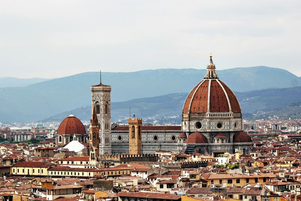 Firenze e i suoi edifici storici si stagliano sulle colline 