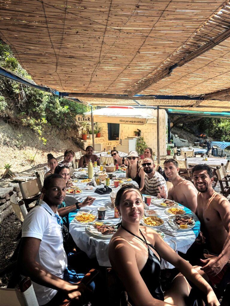 Una tavolata di WeRoad in Albania.