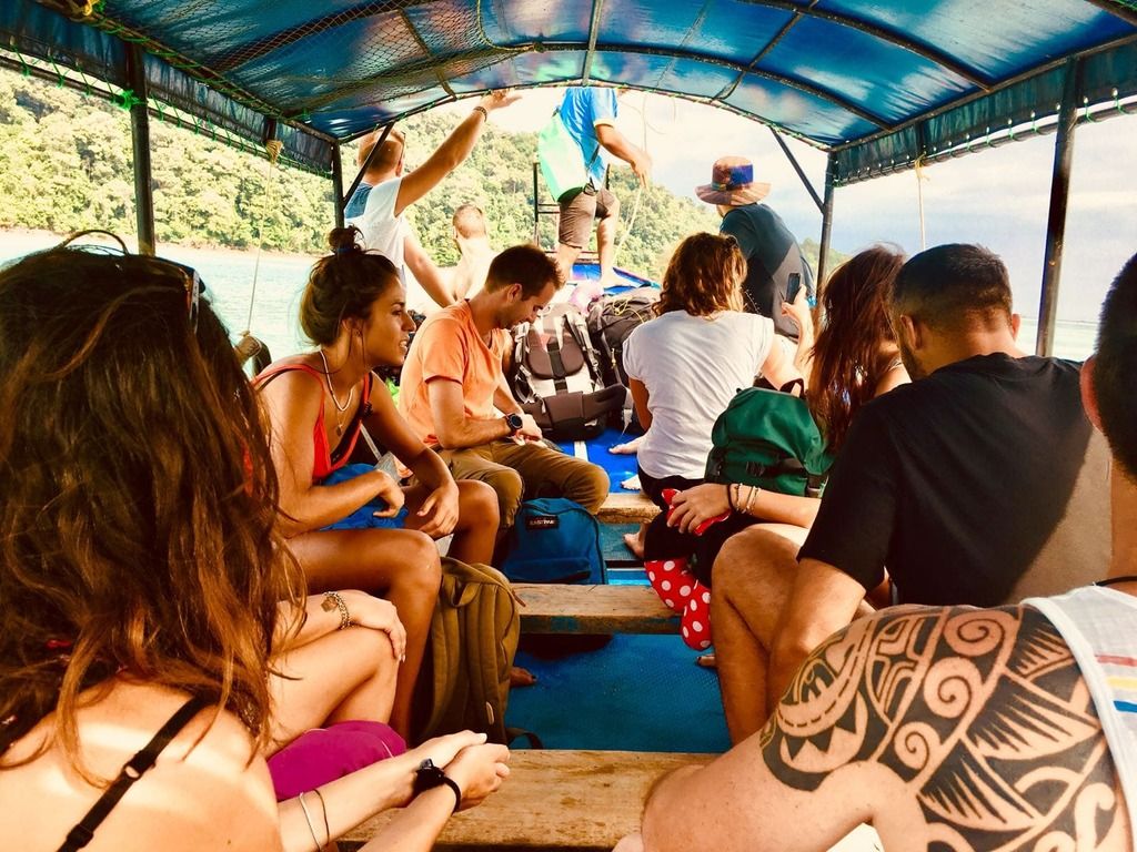 Gruppo di viaggiatori WeRoad insieme in barca