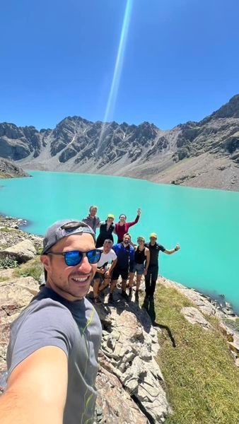 Gruppo WeRoad durante un trekking al lago Ala-Kul in Kirghizistan