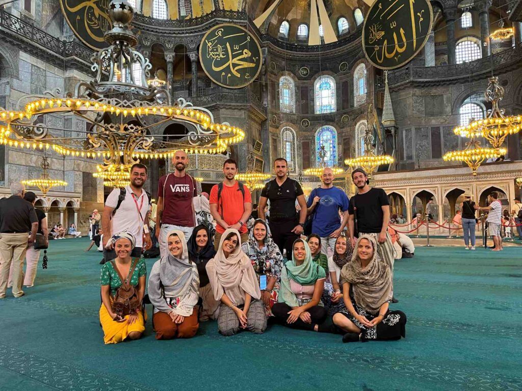 Gruppo WeRoad dentro la basilica di Santa Sofia.