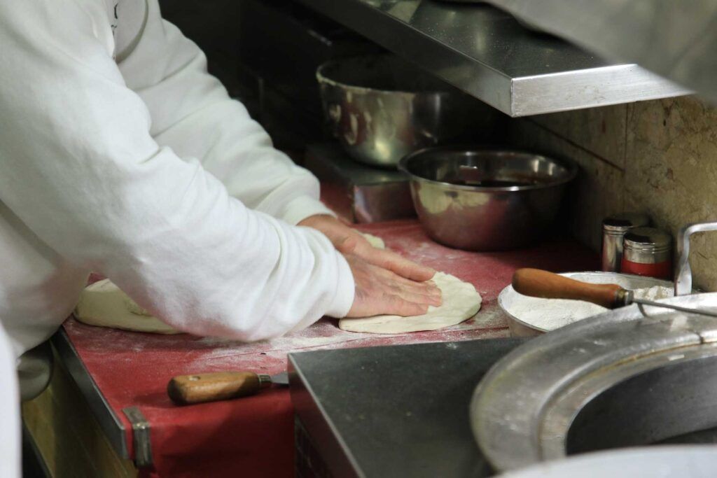 Lavorazione della pizza.