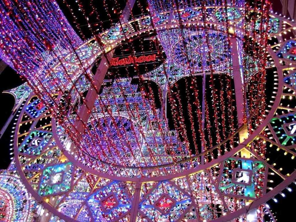 Luminarie per le Fallas a Valencia.