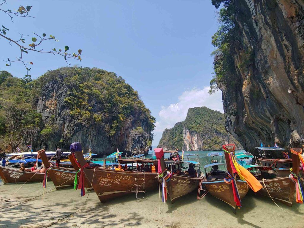 Barche su un'isola in Thailandia.